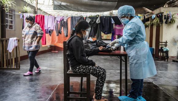 Los Equipos de Respuesta Rápida del Ministerio de Salud están conformados por médicos peruanos y venezolanos que visitan en sus domicilios a pacientes potenciales y en recuperación de COVID-19 para realizar pruebas rápidas, hacer diagnósticos y distribuir medicamentos (Foto: Ernesto Benavides / AFP)