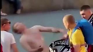 Boxeador noquea a joven ebrio para evitar que siga golpeando a transeúntes (VIDEO)