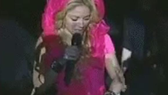 México: Le roban anillo a Shakira mientras saluda a sus fans 