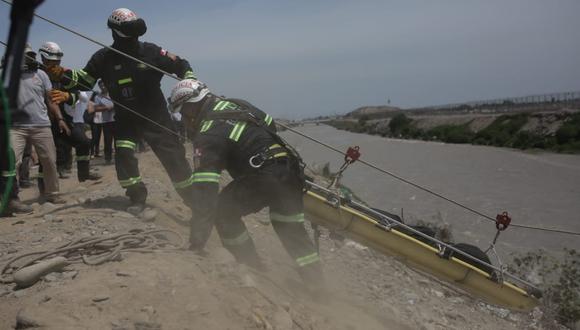Policía rescata el cuerpo de un joven  que cayo al río Rímac. Foto: Anthony Niño de Guzmán/GEC