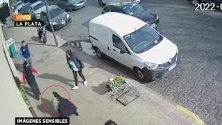 Cruzó la pista con autos en movimiento y una conductora se bajó para golpearla [VIDEO]