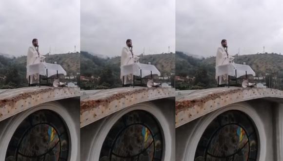 Huánuco: Sacerdote oficia misa desde el techo de iglesia. (Captura Facebook)