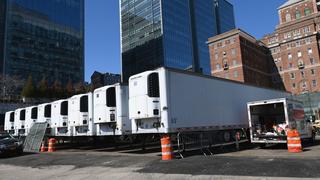 “Oscuros, sucios y llenos”, así describen los camiones donde almacenan a los fallecidos por coronavirus en Nueva York
