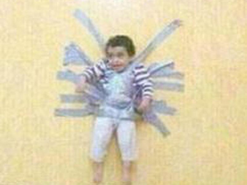Polémica por fotos de niño pegado a la pared 