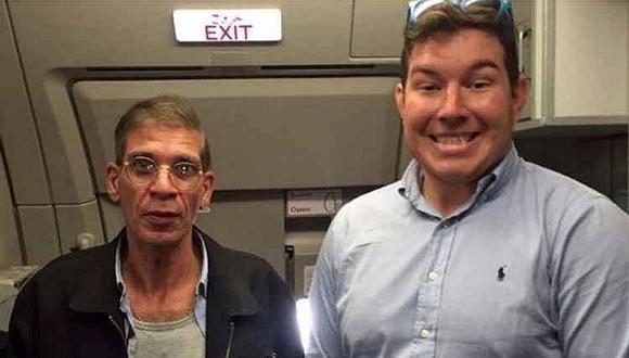 Lo secuestran en avión y se toma foto feliz con su captor [VIDEO]  