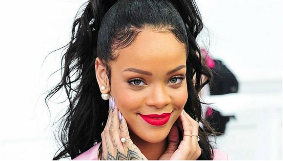 Rihanna enamora a sus fans con un rojo perfecto en sus labios 