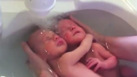 El baño de bebes gemelos que conmueve al mundo [VIDEO]