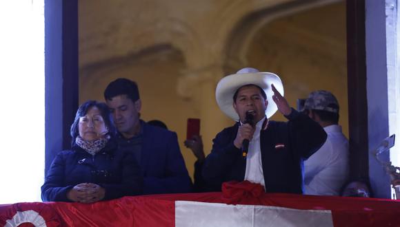 Acompañado por Dina Boluarte, Pedro Castillo, en su primer discurso como presidente electo, afirmó que respetará la actual Constitución “hasta que el pueblo lo decida”. (Foto: Hugo Pérez / GEC)