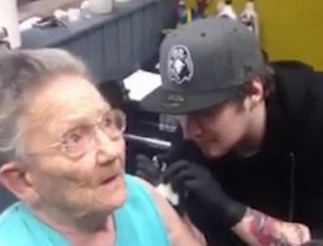 ​Abuelita de 79 años escapa de asilo para hacerse un tatuaje [FOTOS]