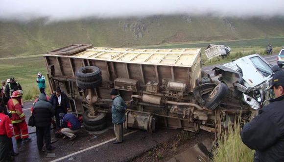 Dos muertos y ocho heridos por choque de camión en Puno  