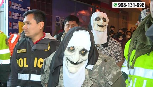Cinco delincuentes que utilizaban máscara de la película ‘La Monja’ fueron capturados en San Juan de Miraflores al intentar robar dentro de una botica. (Captura: América Noticias)