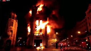 Conocida pollería se incendió y el fuego amenazó el Teatro Colón (VIDEO)