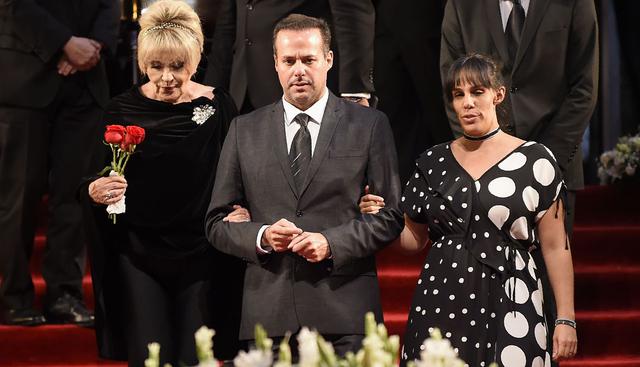 José Joel y Marysol Sosa se despiden del cantante en México. (Foto: AFP)