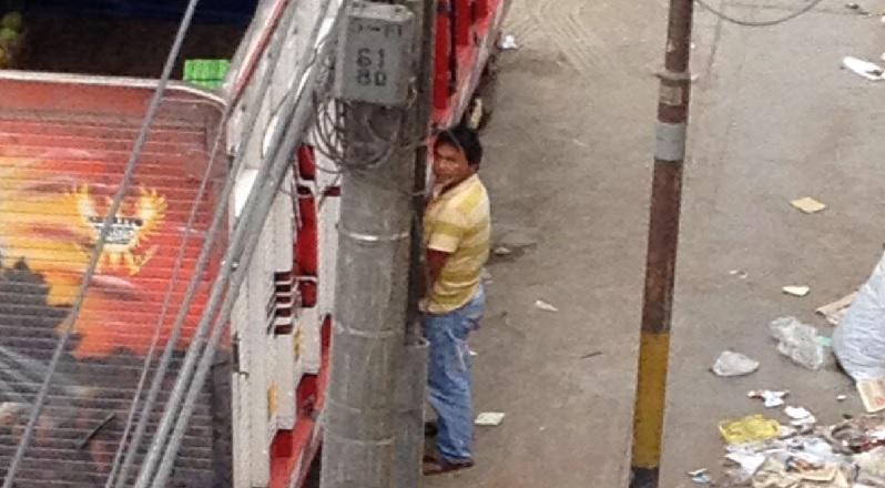 San Luis: Hombre es captado miccionando en la calle