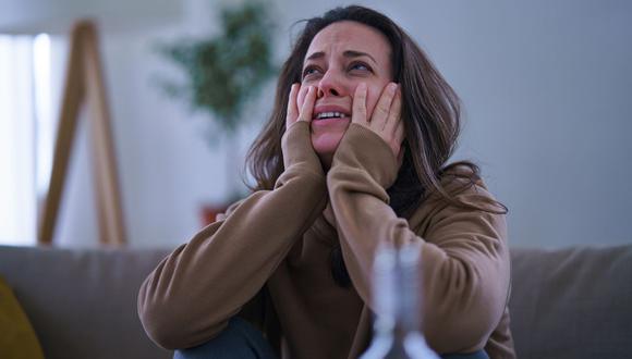 El acto de llorar puede ayudar a las personas a procesar emociones intensas y a liberar tensión emocional acumulada.