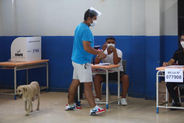 Joven acudió a votar junto a su perrita "La Covid" en el Colegio 5138 " Defensores de la Patria", en Ventanilla.