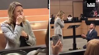 Abogado simula estar en un juicio para pedirle matrimonio a su novia (VIDEO)