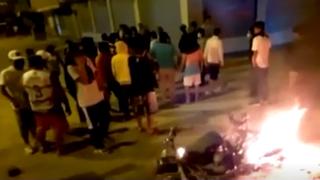 Lurigancho- Chosica: vecinos incendiaron motolineal de sujetos que asaltaron y golpearon a joven | VIDEO 