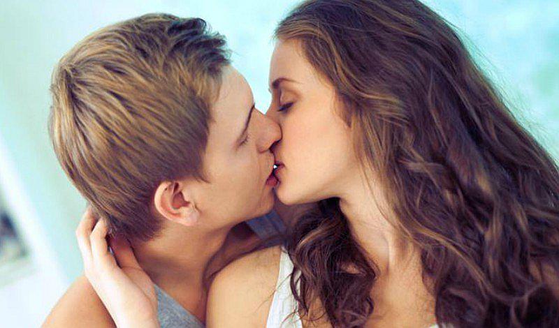 Las personas bilingües son mejores en el amor, según estudio