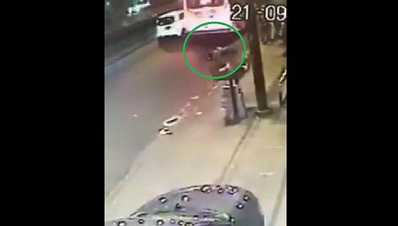 ​Pandilleros golpean y matan a vendedor ambulante tras arrojarlo a las llantas de un bus en movimiento (VIDEO)