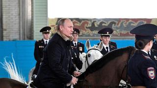 ​Vladimir Putin se luce al montar a caballo en visita a batallón de la Policía