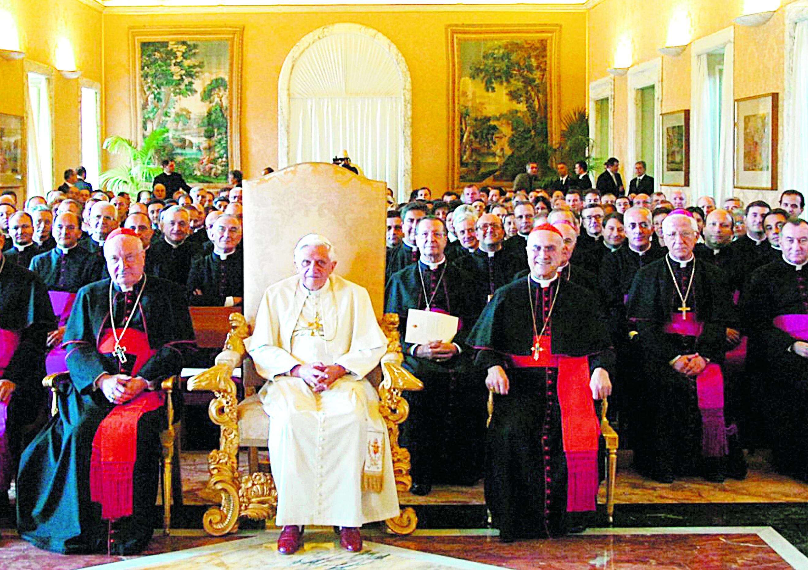 El Vaticano rechaza "calumnias" sobre "lobby gay" en clero de la Santa Sede