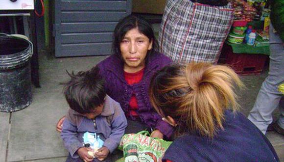 Huancayo: Mujer lanza a su hijo contra una combi