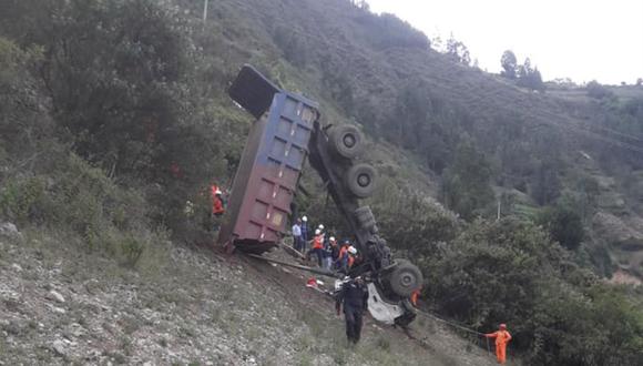 El pesado vehículo cayó al abismo en Pallasca, Áncash, porque la vía en la que el chofer estaba estacionado habría cedido. (Foto: Andina)