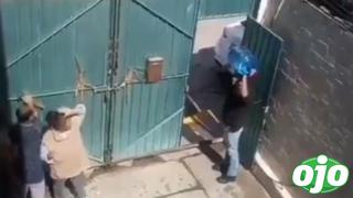 Hombre es captado golpeando a su madre con un bidón de agua: “Dame dinero para irme de tu casa” | VIDEO 