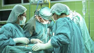 Mujer muere tras recibir trasplante de pulmón infectado con COVID-19 