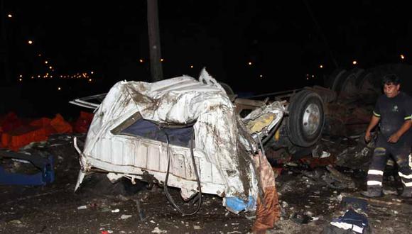 Muere copiloto al chocar su camión en Surco 