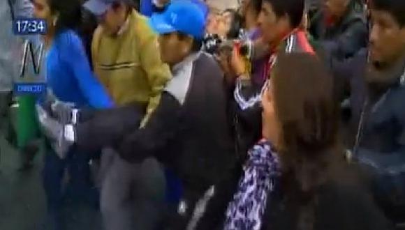 Huelga de maestros: profesora se desmaya en plena protesta cerca del Congreso (VIDEO)