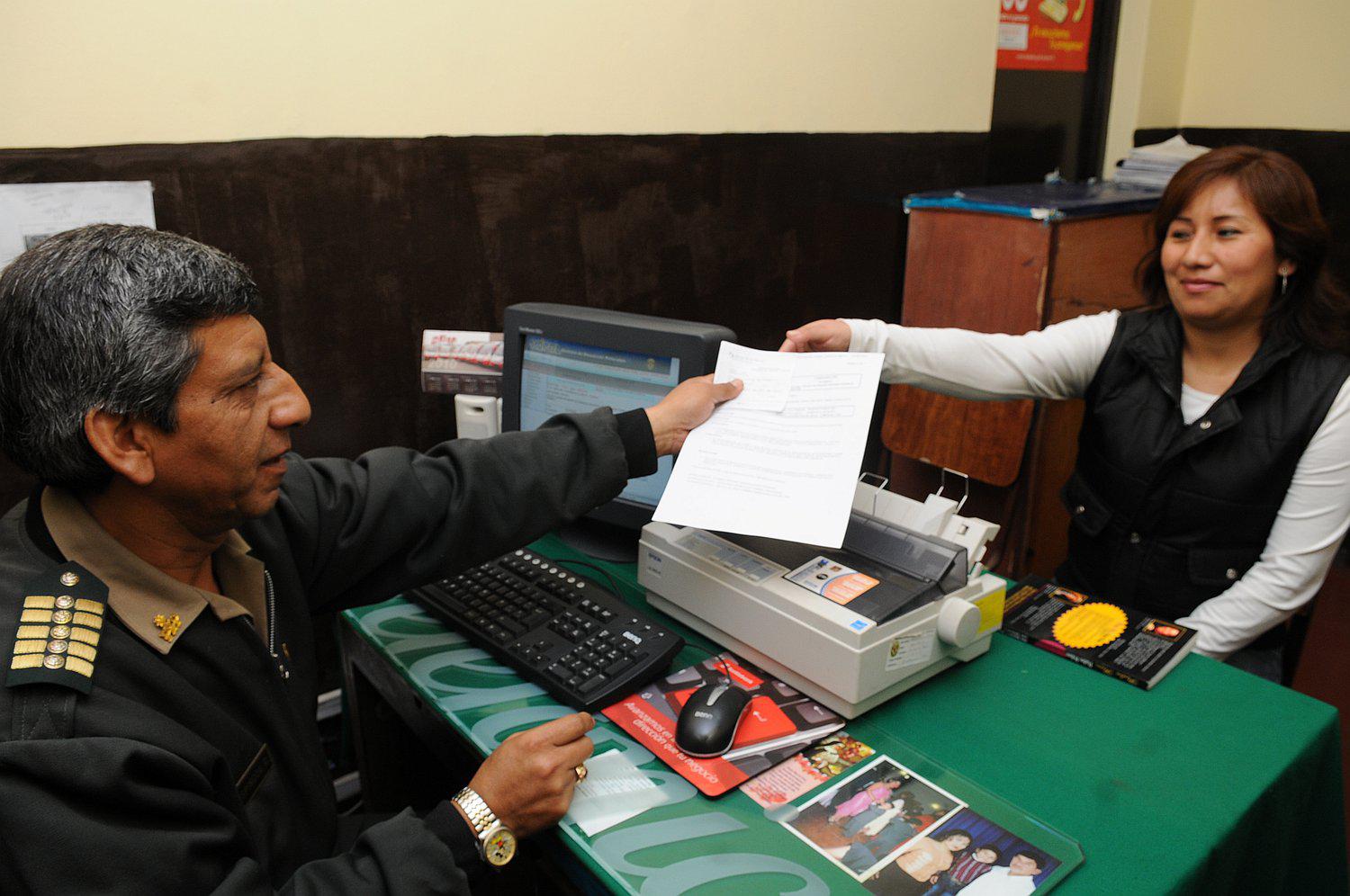 ¿Buscas chamba? Estos son los requisitos para trabajar de auxiliar en comisarías