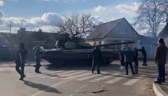 Un ucraniano se arrodilló frente a un tanque ruso. (Foto: Instagram)