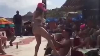 Profesora pierde su trabajo por este atrevido baile en bikini [VIDEO]