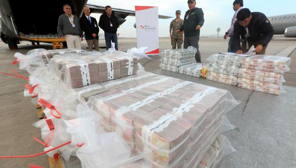Gobierno envía dinero a Puno con apoyo de la Fuerza Aérea del Perú. (Foto: Mindef)