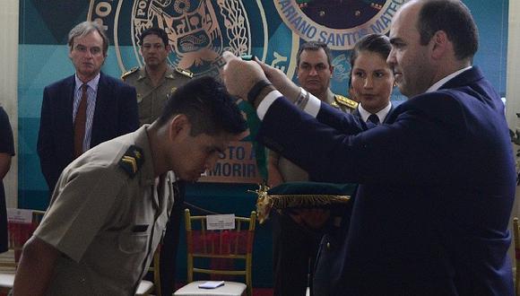 Policía héroe es condecorado por Fernando Zavala y Carlos Basombrío (FOTOS y VIDEO)
