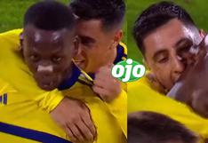 Luis Advíncula da pase-gol y su compañero lo muerde en el cuello para celebrar 