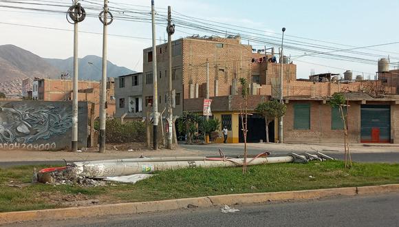 Cúster derribó poste de luz en el distrito de Comas y varias urbanizaciones y sectores se queden sin luz en Nochebuena. Foto: Aurora Caruajulca.