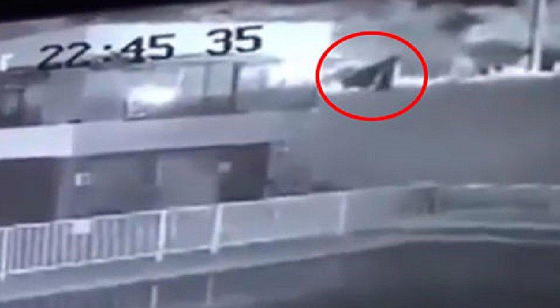 Facebook: Imágenes de supuesta bruja volando con su escoba aterra en las redes [VIDEO] 