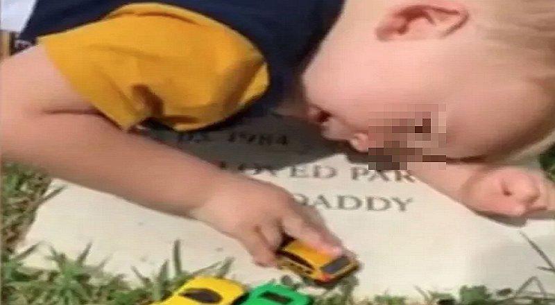 Niño visita a su papá fallecido y le canta en su tumba | VIDEO