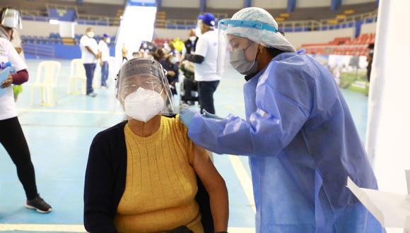 Arequipa: se registran largas colas al inicio de la campaña de vacunación contra el COVID-19 (Foto referencial: GEC)