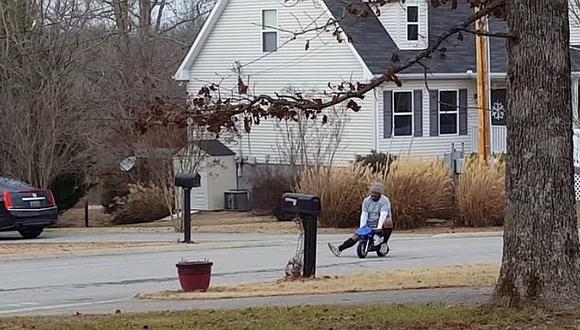 Hombre recuerda su infancia y da paseo en moto de juguete desatando risas en Internet