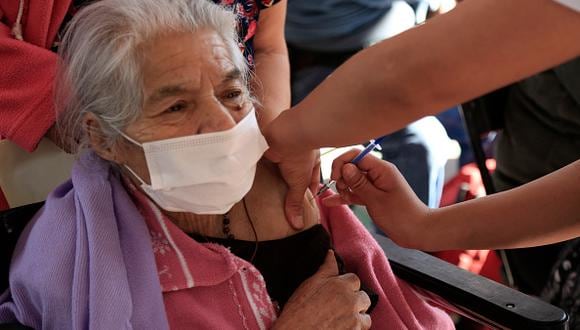 Del 8 al 15 de marzo se vacunarán al primer grupo de adultos mayores asegurados en el Seguro Social de Salud (Foto: Getty Images)