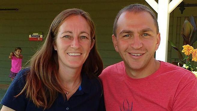 Pareja de esposos de clase media disfruta retiro a sus 40 años