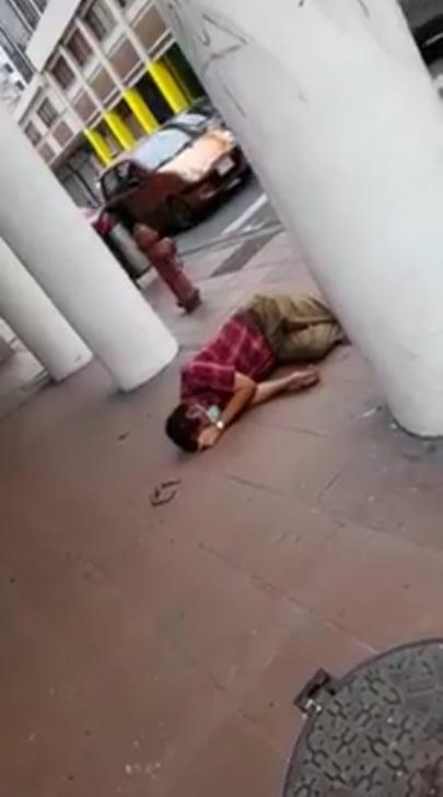 Hombre desmayado en zona turística de Guayaquil