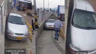 Conductor quedó atorado en puente peatonal al intentar atravesarlo con su automóvil