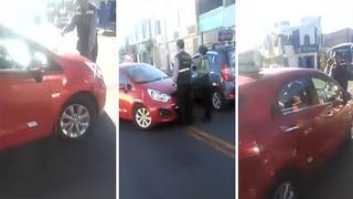 Taxista casi atropella a inspectores viales en Arequipa y se da a la fuga (VIDEO)