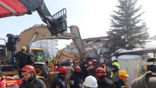 ¡Dios es grande! Todos los miembros de una familia fueron rescatados sanos y salvos después de 5 días del terremoto