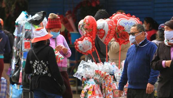 Huancayo: Decenas de ambulantes salieron a vender sus productos por el Día de la Madre sin importarles cuarentena.  (GEC)
